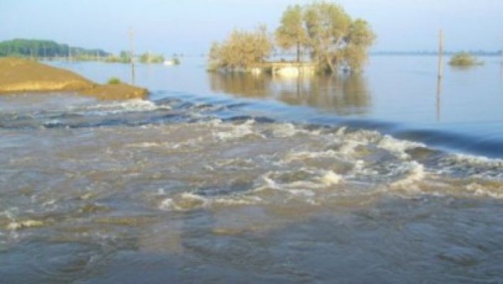 Situaţie CRITICĂ pe Dunăre: 40 de oameni din Topalu refuză să se mute, chiar dacă gospodăriile lor sunt în pericol iminent de inundaţii